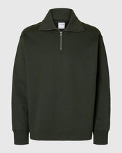 Load image into Gallery viewer, SLHRELAXARON LS HALF ZIP SWEAT  | DEEP FOREST SELECTED