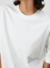 Load image into Gallery viewer, OBJGIMA 2/4 OVERSIZE T-SHIRT NOOS | CLOUD DANCER OBJECT