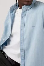 Load image into Gallery viewer, AUTHENTIC BUTTON DOWN | ANDRE LIGHT WASH LEVI'S