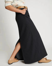 Load image into Gallery viewer, SUTTLE SKIRT | BLACK MUNTHE