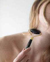 Load image into Gallery viewer, FACIAL ESSENTIAL SERUM 15ML + STONE ROLLER LIKAMI