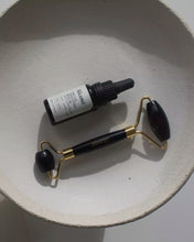 Load image into Gallery viewer, FACIAL ESSENTIAL SERUM 15ML + STONE ROLLER LIKAMI