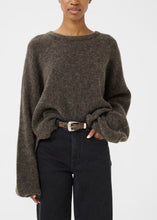 Load image into Gallery viewer, GZALPHA SLIT PULLOVER | CHESTNUT MELANGE GESTUZ