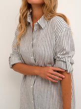 Charger l&#39;image dans la galerie, MILIA SHIRT DRESS | CHALK/BLACK STRIPE KAFFE