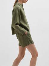 Load image into Gallery viewer, SLFLINNIE MW LINEN SHORT | OLIVINE SELECTED