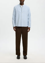 Load image into Gallery viewer, SLHREGCLAY LINENBLEND LS SHIRT BAND | DUSTED BLUE MIX WHITE SELECTED MEN