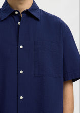 Load image into Gallery viewer, SLHRLXSTUART SEERSUCKER SS SHIRT | OCEAN CAVERN SELECTED MEN