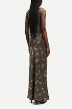Load image into Gallery viewer, SASINGA DRESS  | BLOOMING BROWN SAMSOE SAMSOE