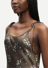 Load image into Gallery viewer, SASINGA DRESS  | BLOOMING BROWN SAMSOE SAMSOE