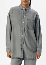 Charger l&#39;image dans la galerie, OBJFRAME L/S LO SHIRT  | LIGHT GREY DENIM