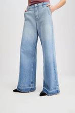 Load image into Gallery viewer, LECUBE PANT | LIGHT BLUE MUNTHE