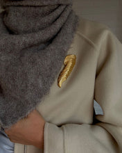 Load image into Gallery viewer, JET BROCHE | GOLD PIN PEOPLE
