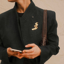 Load image into Gallery viewer, RESI BROCHE | GOLD PIN PEOPLE