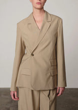Load image into Gallery viewer, AMALFI REGULAR BLAZER  | SAND HERSKIND