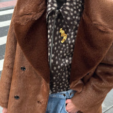 Load image into Gallery viewer, RESI BROCHE | GOLD PIN PEOPLE