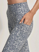 Load image into Gallery viewer, MOVE POCKET LEGGING HIGH 25&quot; | WATERCOLOUR STONE BLUE FLORAL VARLEY