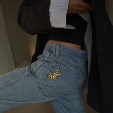 Load image into Gallery viewer, RESI BROCHE | GOLD PIN PEOPLE