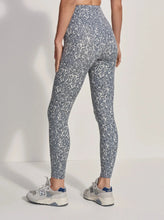 Load image into Gallery viewer, MOVE POCKET LEGGING HIGH 25&quot; | WATERCOLOUR STONE BLUE FLORAL VARLEY