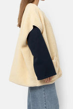 Load image into Gallery viewer, INES TEDDY SLEEVELESS JACKET | OFF WHITE AME