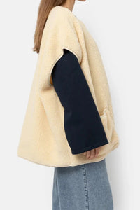 INES TEDDY SLEEVELESS JACKET | OFF WHITE AME