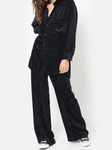 Charger l&#39;image dans la galerie, Indiana wide pants in a dark blue velvet fabric from Ame Antwerp