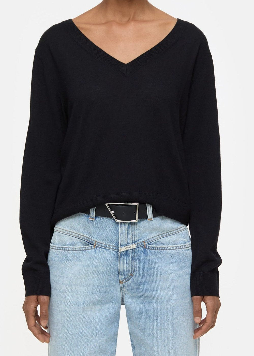 V-NECK BOXY | BLACK CLOSED