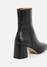 Load image into Gallery viewer, CAY LEATHER BLACK FLATTERED