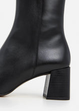 Load image into Gallery viewer, CAY LEATHER BLACK FLATTERED