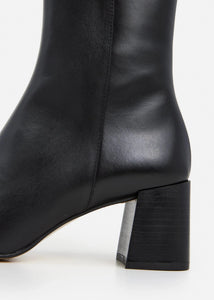 CAY LEATHER BLACK FLATTERED