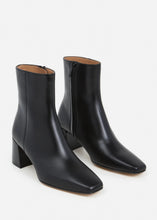Load image into Gallery viewer, CAY LEATHER BLACK FLATTERED