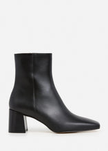 Load image into Gallery viewer, CAY LEATHER BLACK FLATTERED