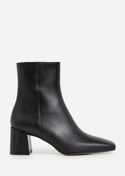 CAY LEATHER BLACK FLATTERED