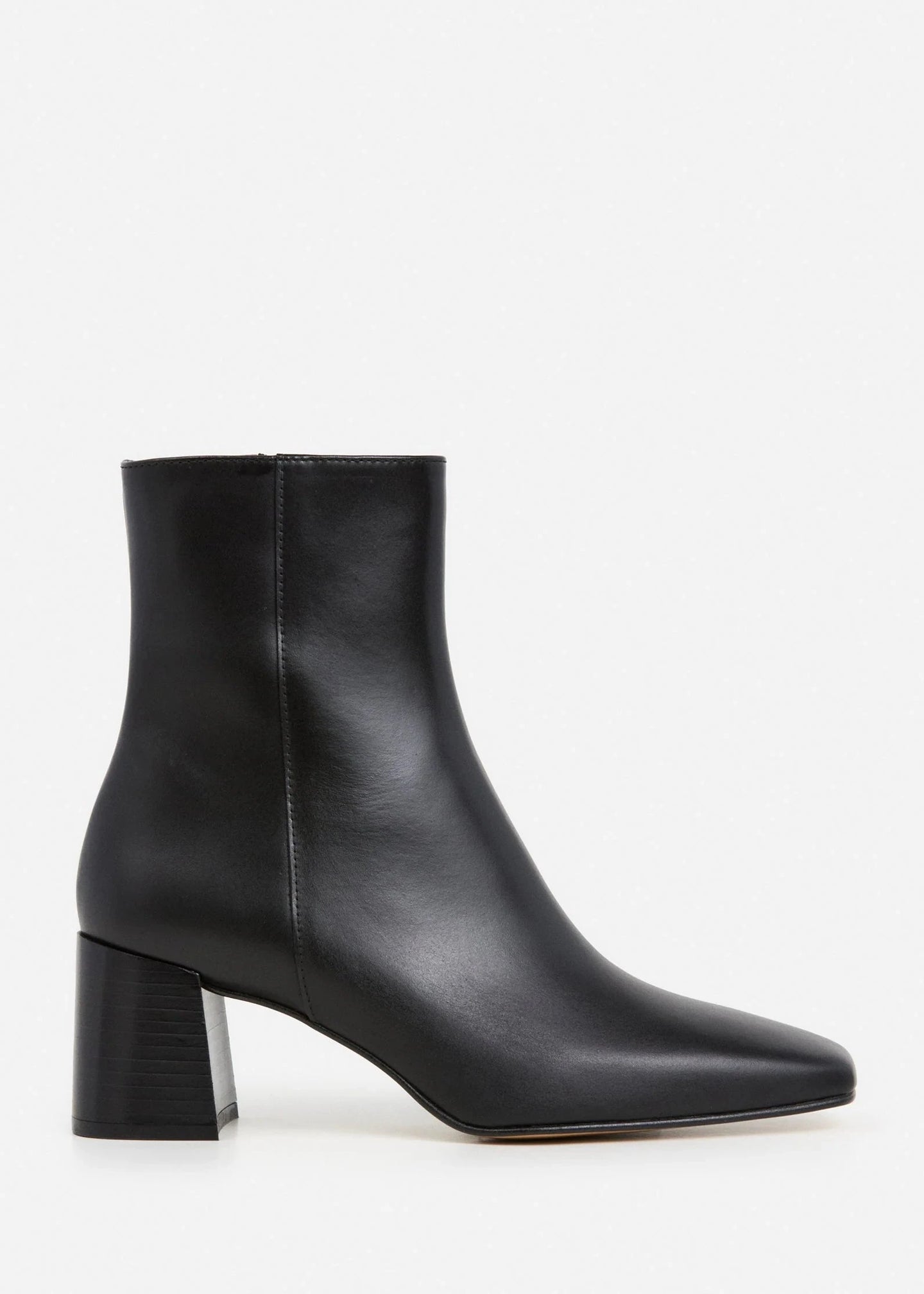 CAY LEATHER BLACK FLATTERED