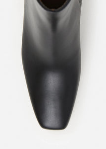 CAY LEATHER BLACK FLATTERED