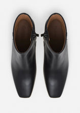 Load image into Gallery viewer, CAY LEATHER BLACK FLATTERED