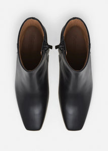 CAY LEATHER BLACK FLATTERED