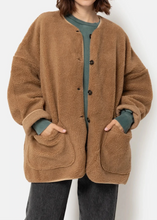 Load image into Gallery viewer, HANNAH TEDDY OVERSIZED JACKET | CAMEL AME