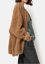 Load image into Gallery viewer, HANNAH TEDDY OVERSIZED JACKET | CAMEL AME