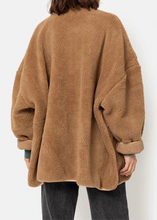 Load image into Gallery viewer, HANNAH TEDDY OVERSIZED JACKET | CAMEL AME