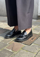 Load image into Gallery viewer, AMINA LOAFER LEATHER | BLACK PATENT VAGABOND