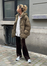 Load image into Gallery viewer, CROPPED PUFFER JACKET | CLOVER GREEN CLOSED