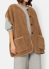 Load image into Gallery viewer, INES TEDDY SLEEVELESS JACKET | CAMEL AME