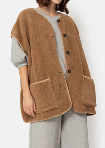 INES TEDDY SLEEVELESS JACKET | CAMEL AME