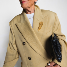 Load image into Gallery viewer, JET BROCHE | GOLD PIN PEOPLE