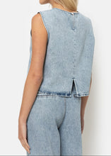 Charger l&#39;image dans la galerie, LUCY SLEEVELESS TOP | DENIM LIGHT BLUE