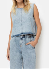 Charger l&#39;image dans la galerie, LUCY SLEEVELESS TOP | DENIM LIGHT BLUE