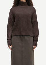 Charger l&#39;image dans la galerie, NOLA CASHMERE TURTLENECK | CHOCOLATE TORTE SAMSOE SAMSOE