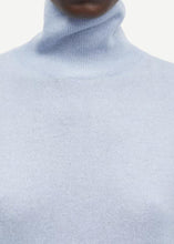 Charger l&#39;image dans la galerie, NOLA TURTLENECK | PEARL BLUE SAMSOE SAMSOE