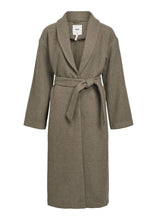 Charger l&#39;image dans la galerie, OBJPISA LONG COAT NOOS |  DESERT TAUPE OBJECT