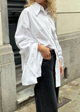 Load image into Gallery viewer, OVERSIZED POPLIN SHIRT | WHITE STUDIO CUT